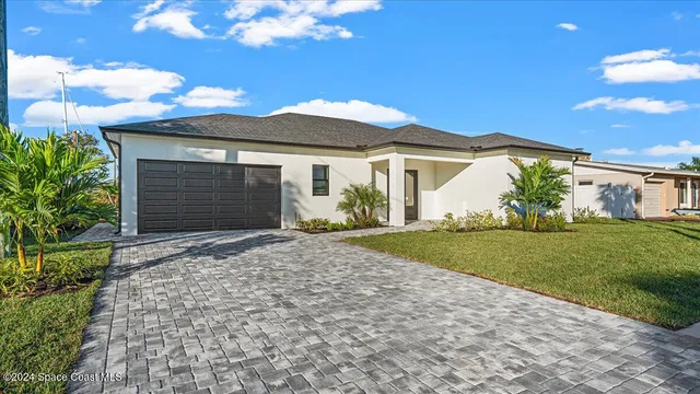 a view of a house with a yard