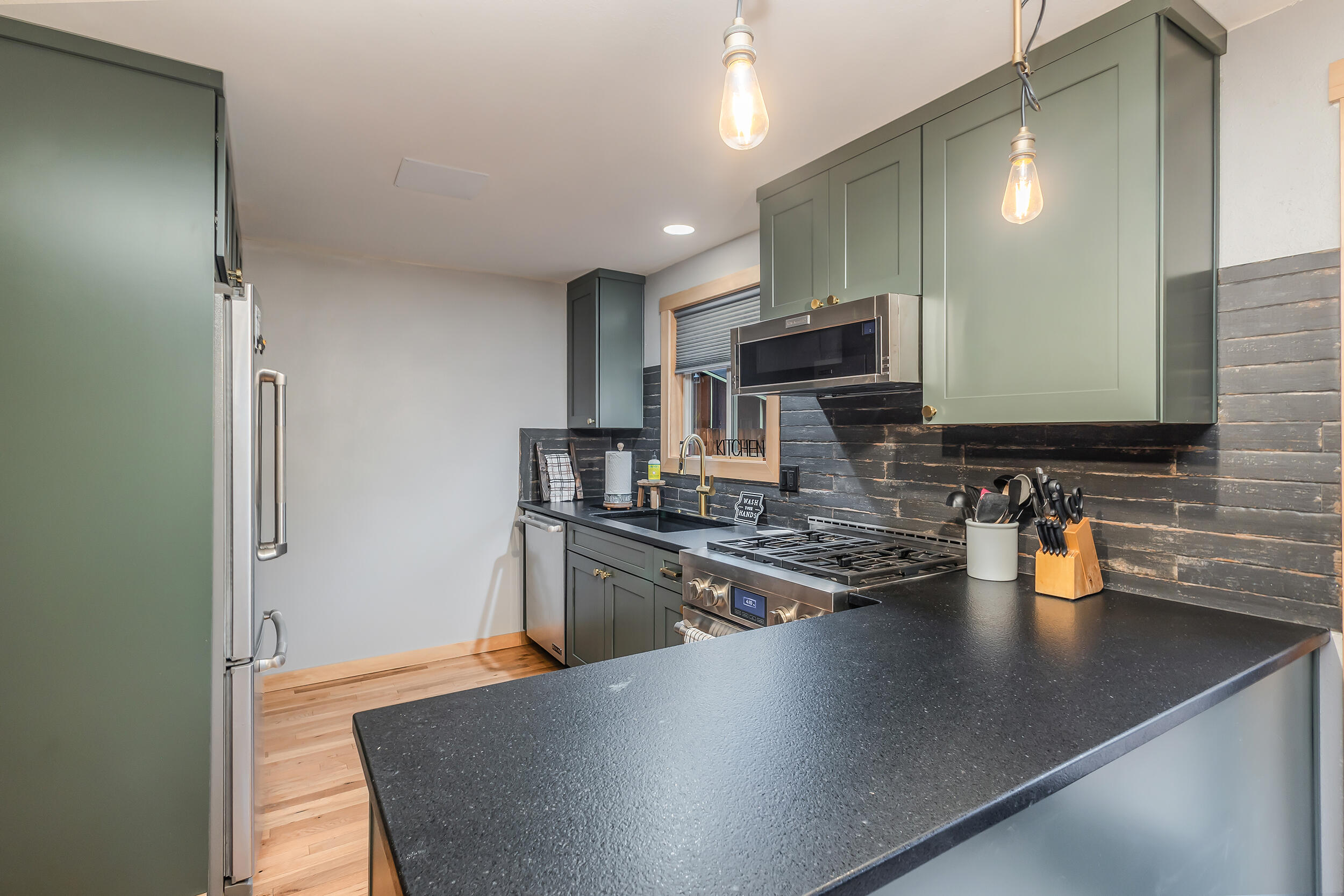 55800 Snow Goose Road Bend, OR 97707 - Photo 4 of 16 Kitchen