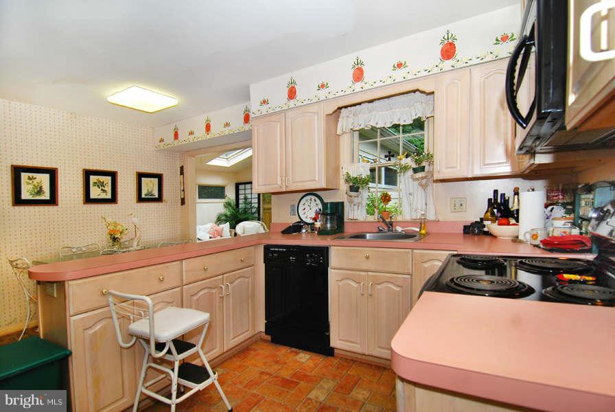 8737 Cuttermill Place Springfield, VA 22153 - Photo 5 of 30 Kitchen