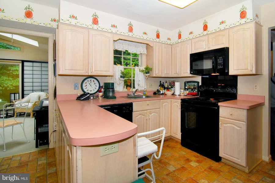 8737 Cuttermill Place Springfield, VA 22153 - Photo 6 of 30 Kitchen