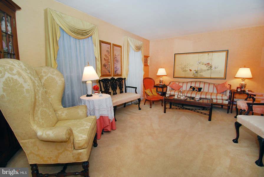 8737 Cuttermill Place Springfield, VA 22153 - Photo 10 of 30 Living Room