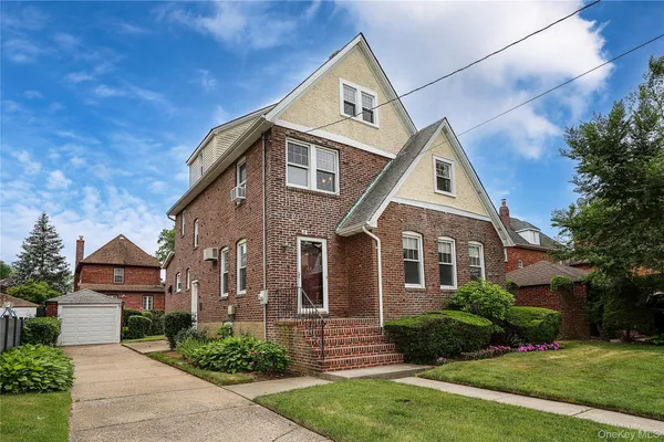 $749,900 | 48 Surrey Commons, Lynbrook, NY 11563