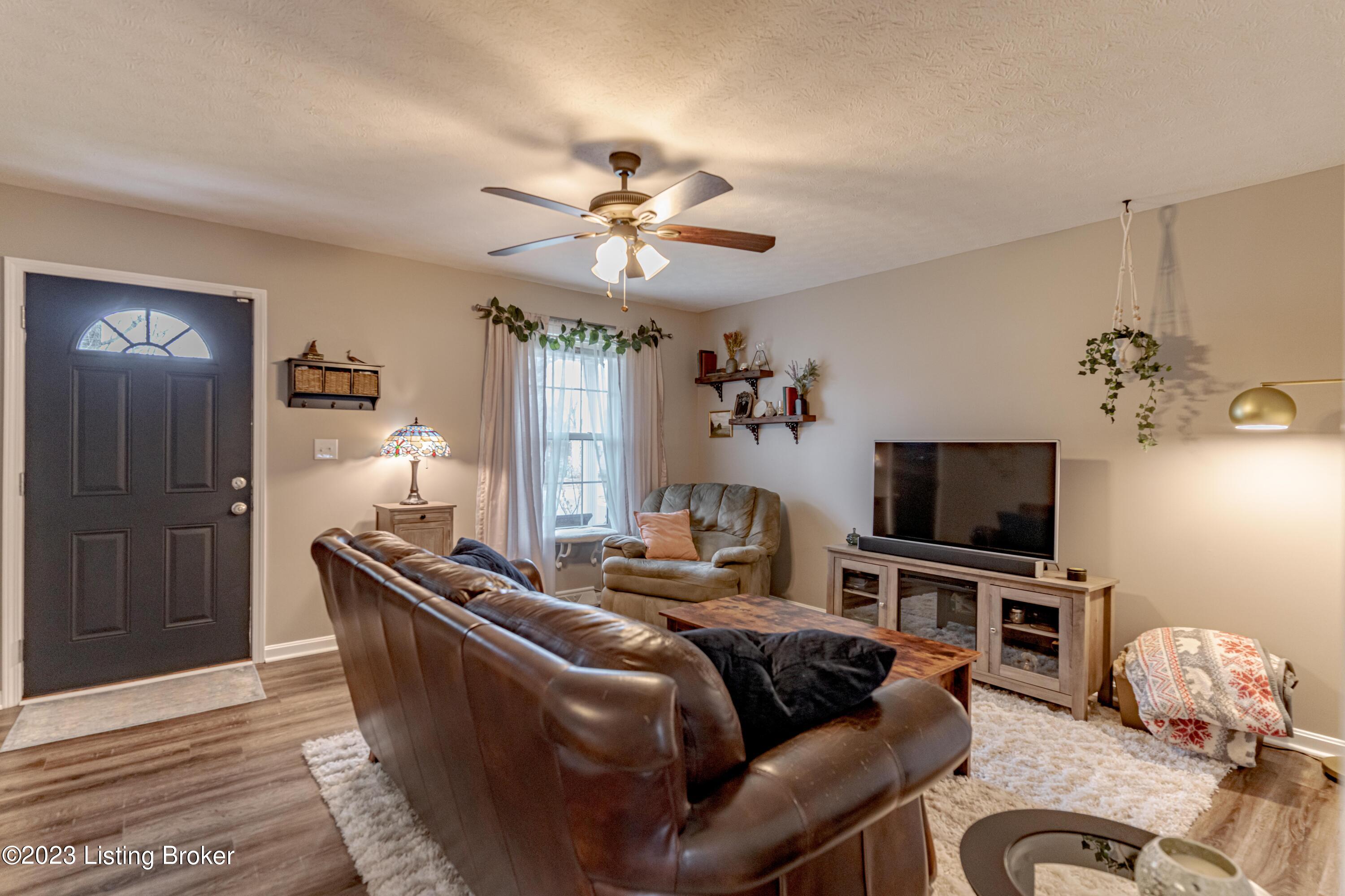 1025 Reeves Road Louisville, KY 40219 - Photo 4 of 41 DSC07625