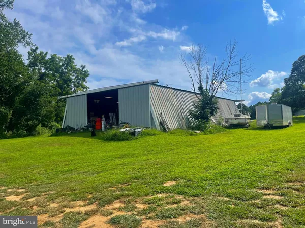 a view of a house with backyard and garden