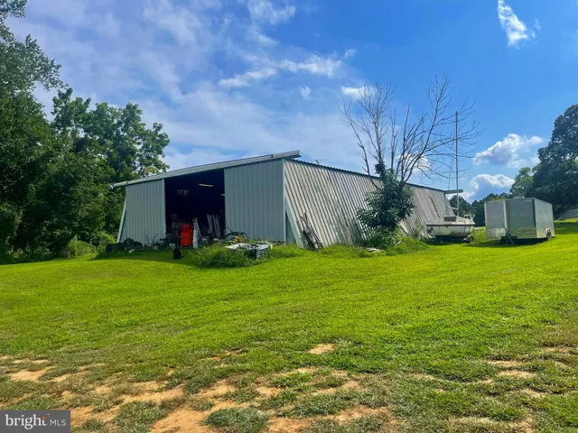 a view of a house with backyard and garden