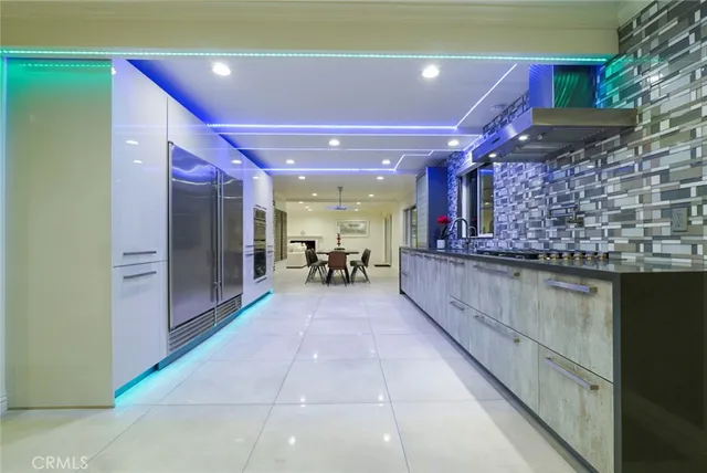 a view of lobby with elevator