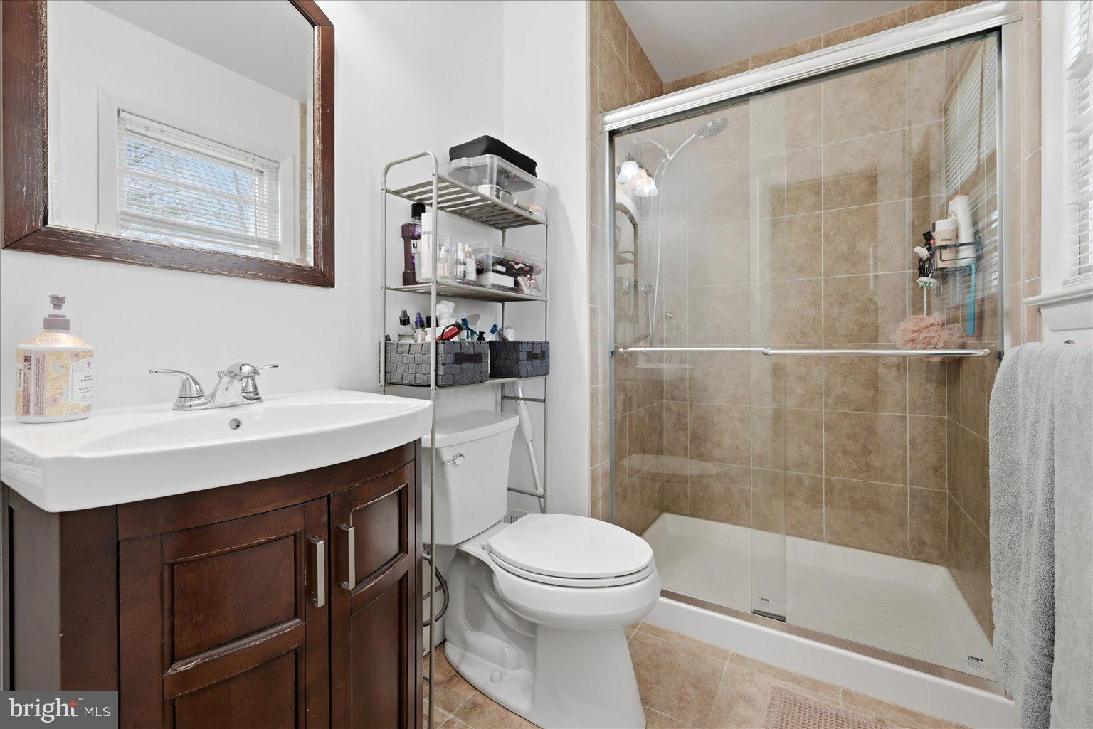 8414 Danford Court Springfield, VA 22152 - Photo 16 of 39 Primary Attached Bathroom