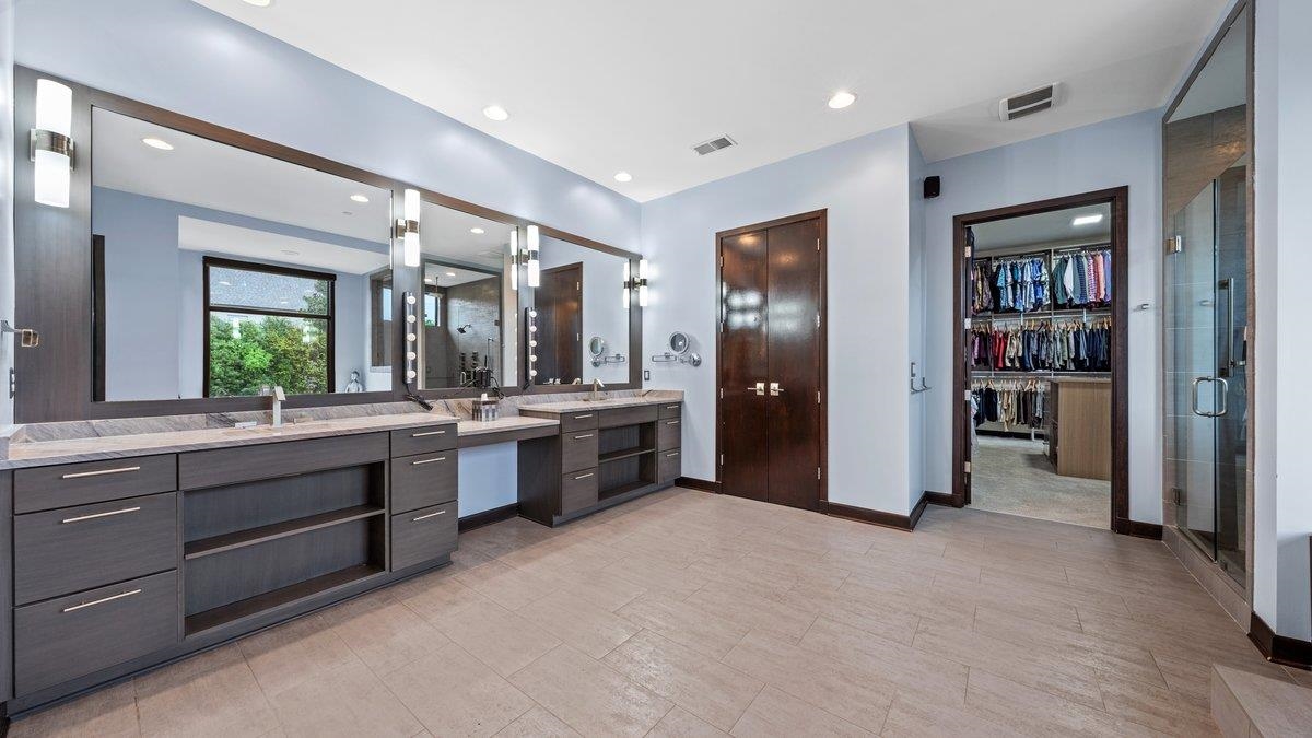 9942 Legends Drive Collierville, TN 38139 - Photo 20 of 40 a large bathroom with a large tub and sink