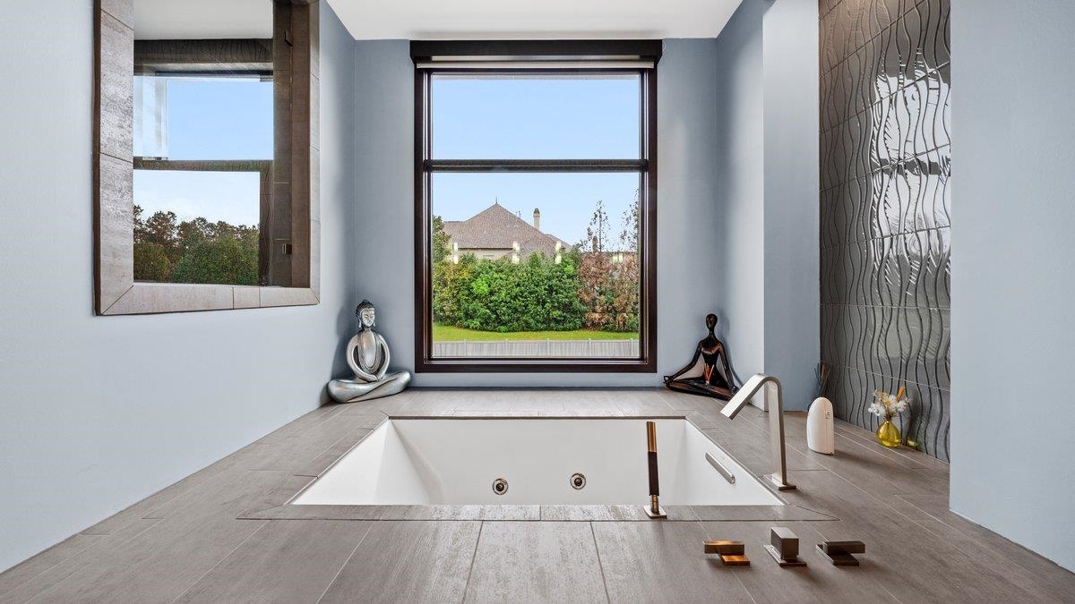 9942 Legends Drive Collierville, TN 38139 - Photo 21 of 40 a view of entryway with a window and tub