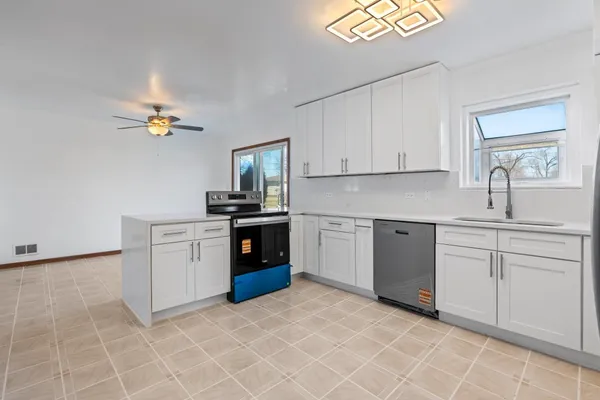 $799,999 | 725 Eighth Avenue, Addison, IL 60101