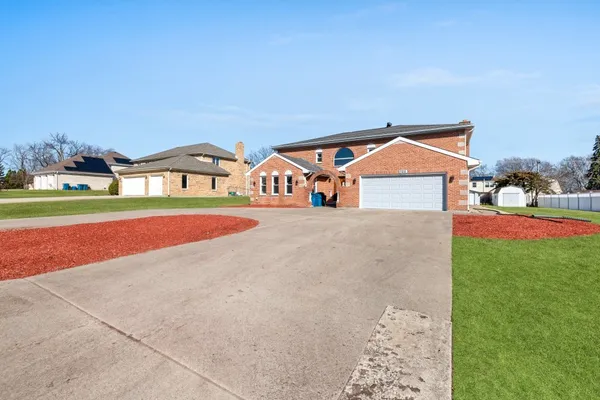 $799,999 | 725 Eighth Avenue, Addison, IL 60101