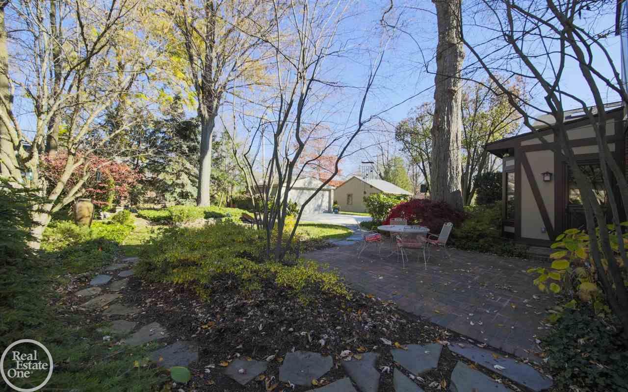 1712 Broadstone Road Grosse Pointe Woods, MI 48236 - Photo 26 of 34