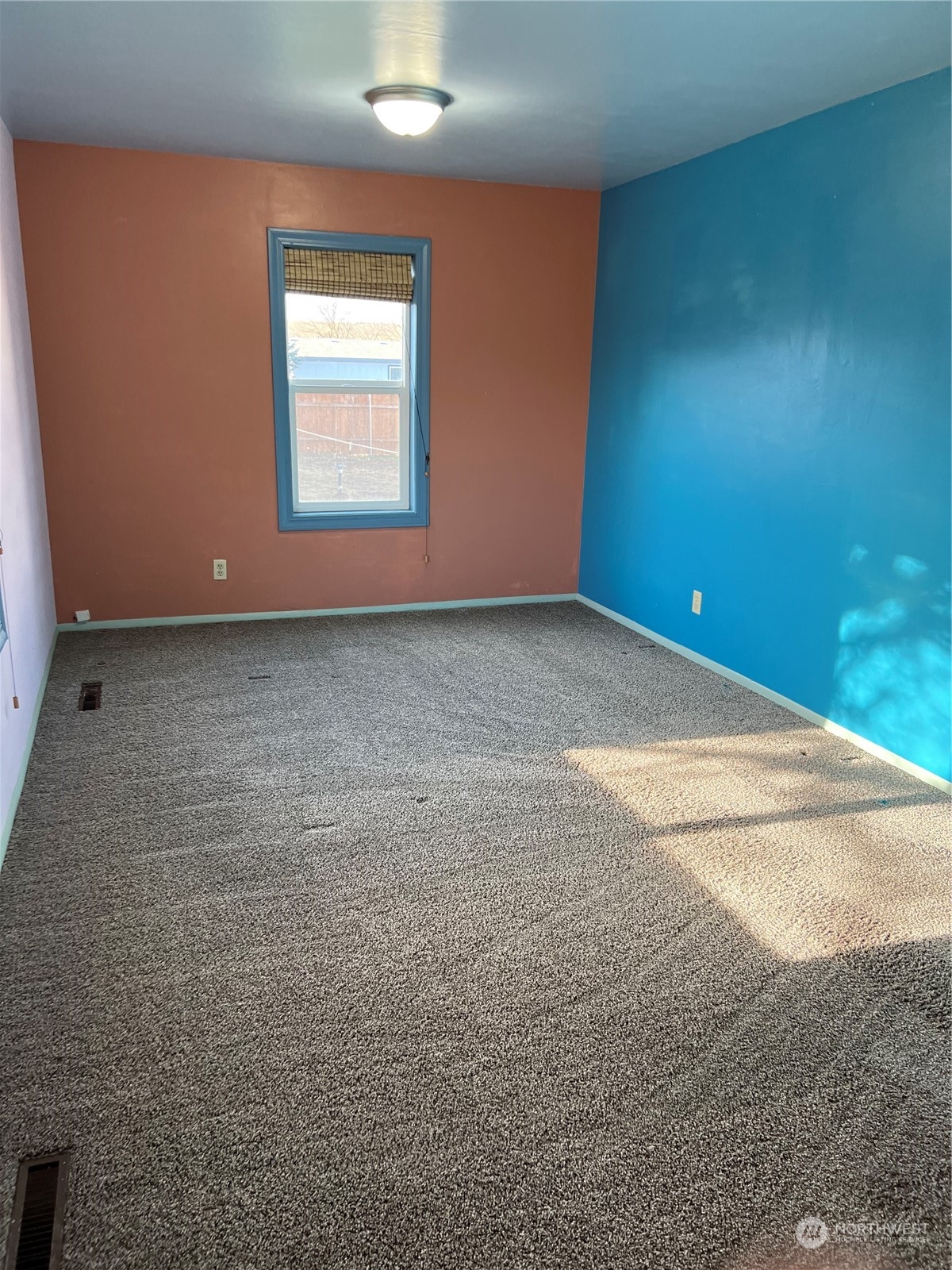 409 East Alder Avenue Ritzville, WA 99169 - Photo 13 of 20 an empty room with a window