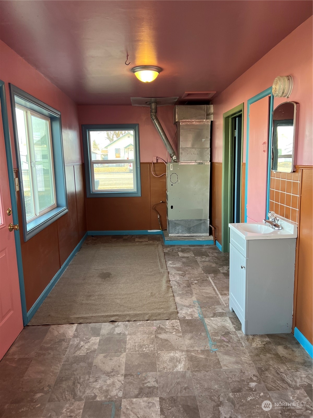 409 East Alder Avenue Ritzville, WA 99169 - Photo 19 of 20 an empty room with windows