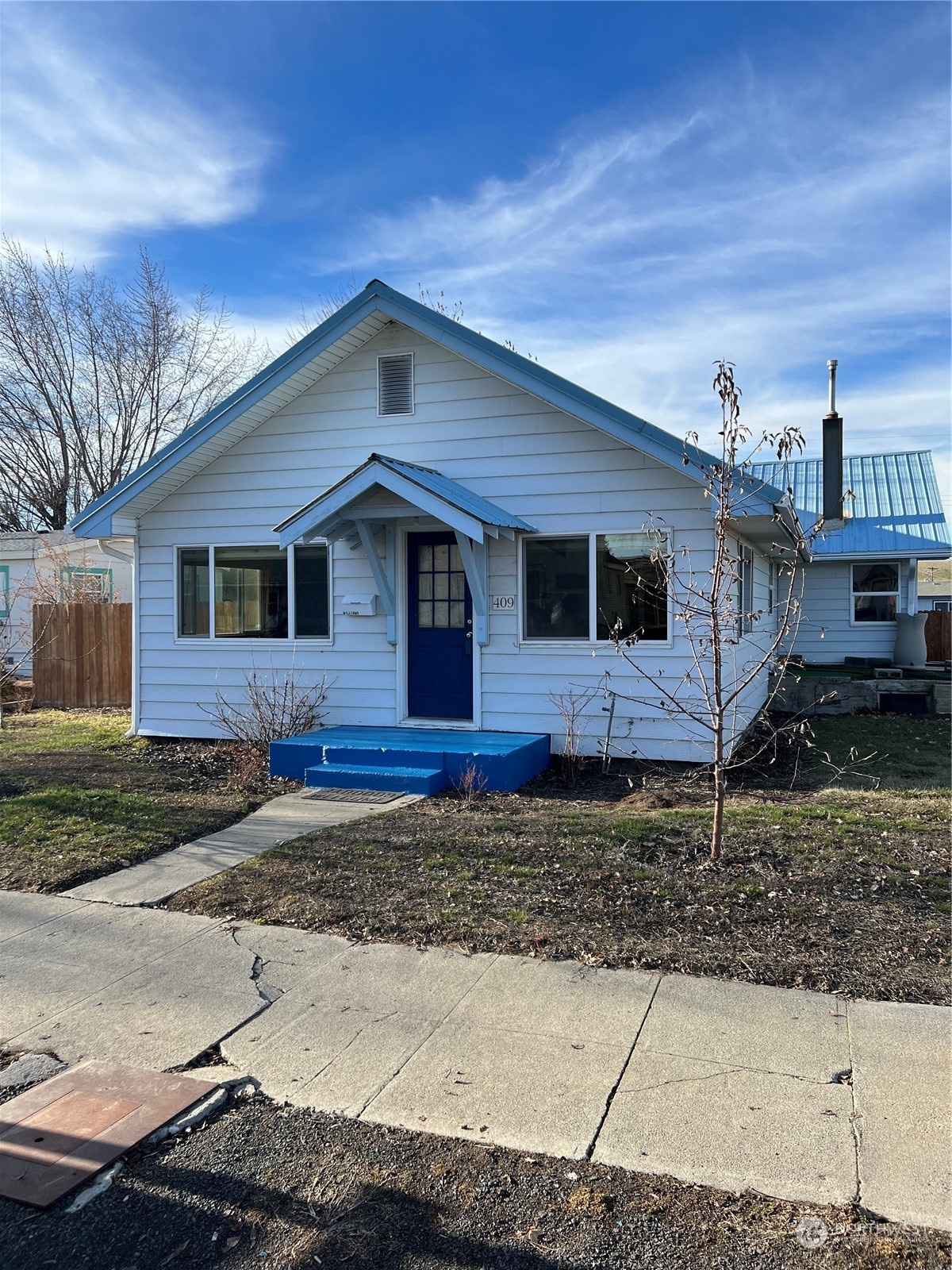 409 East Alder Avenue Ritzville, WA 99169 - Photo 2 of 20 a view of a house with a yard