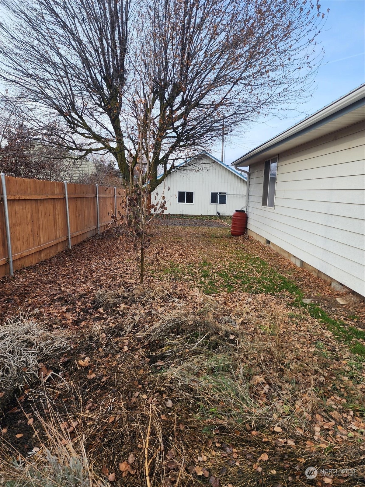 409 East Alder Avenue Ritzville, WA 99169 - Photo 4 of 20 a view of a house with a yard