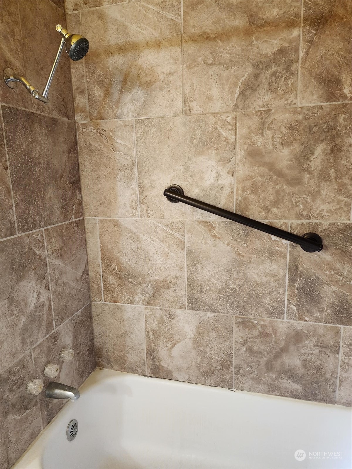 409 East Alder Avenue Ritzville, WA 99169 - Photo 10 of 20 a bathroom with a bathtub