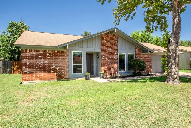 a view of a house with swimming pool and a yard
