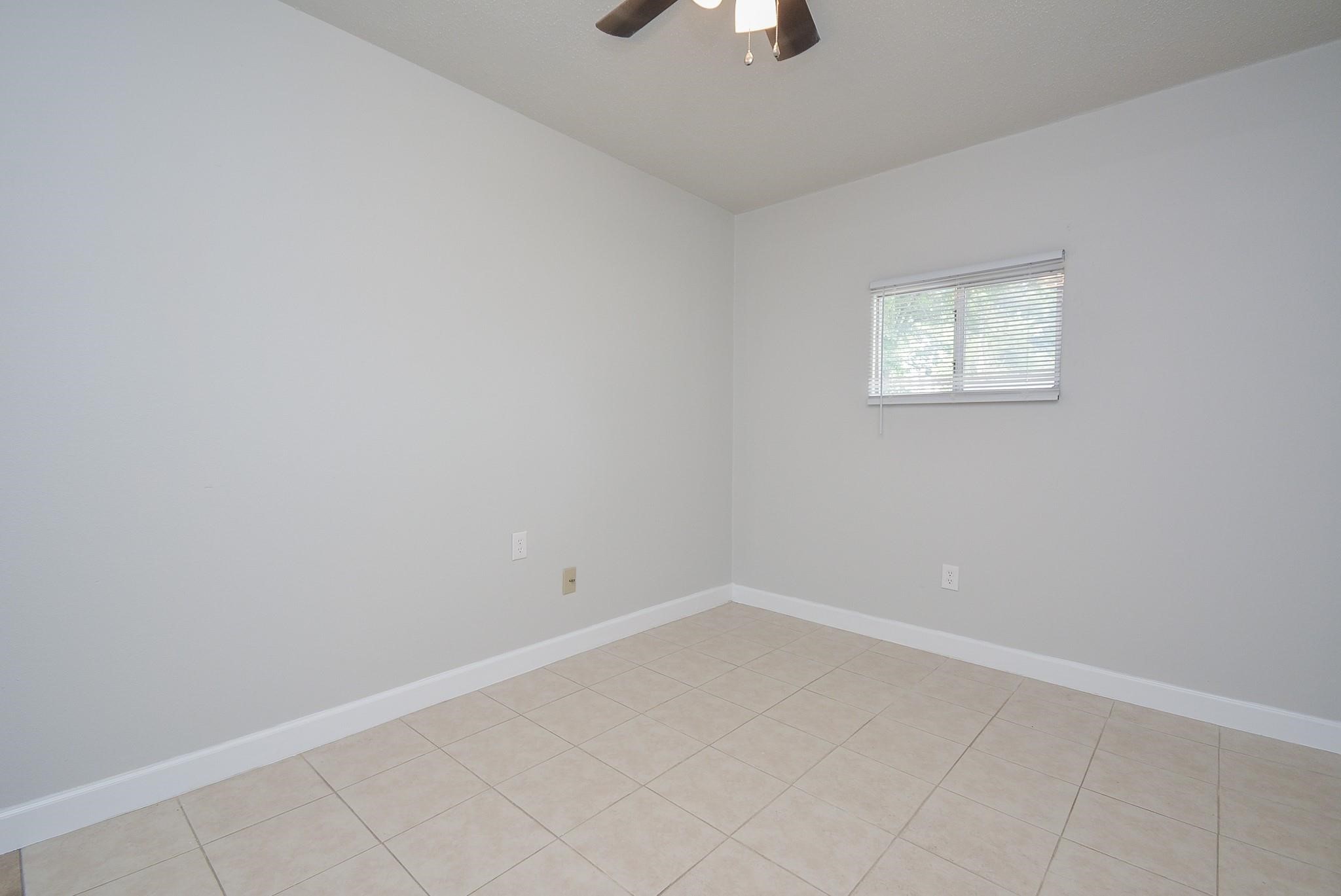 2117 Thonig Road, Unit B Houston, TX 77055 - Photo 7 of 25 an empty room with a window