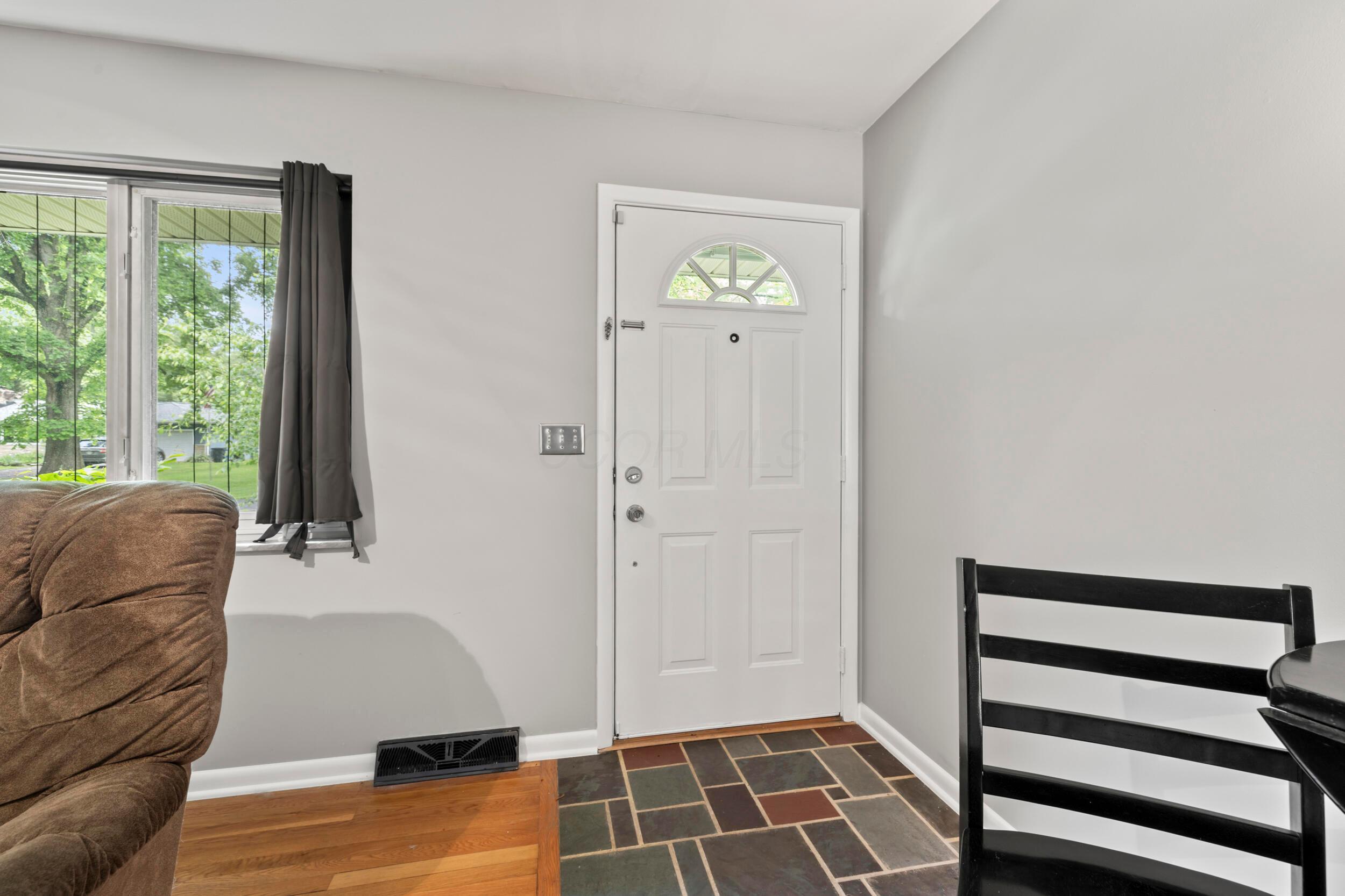 2629 Woodley Road Columbus, OH 43231 - Photo 12 of 32 12_entry