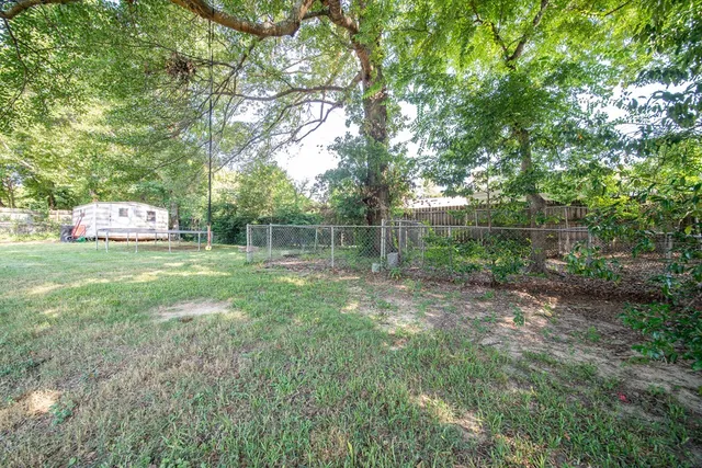 a view of backyard of the house