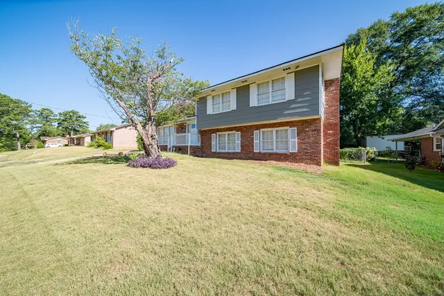 a view of a house with a yard