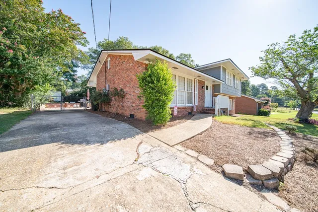 a view of a house with a yard