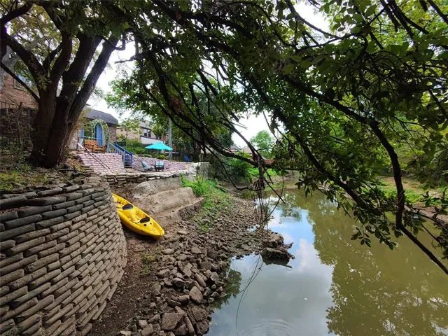 a view of a back yard