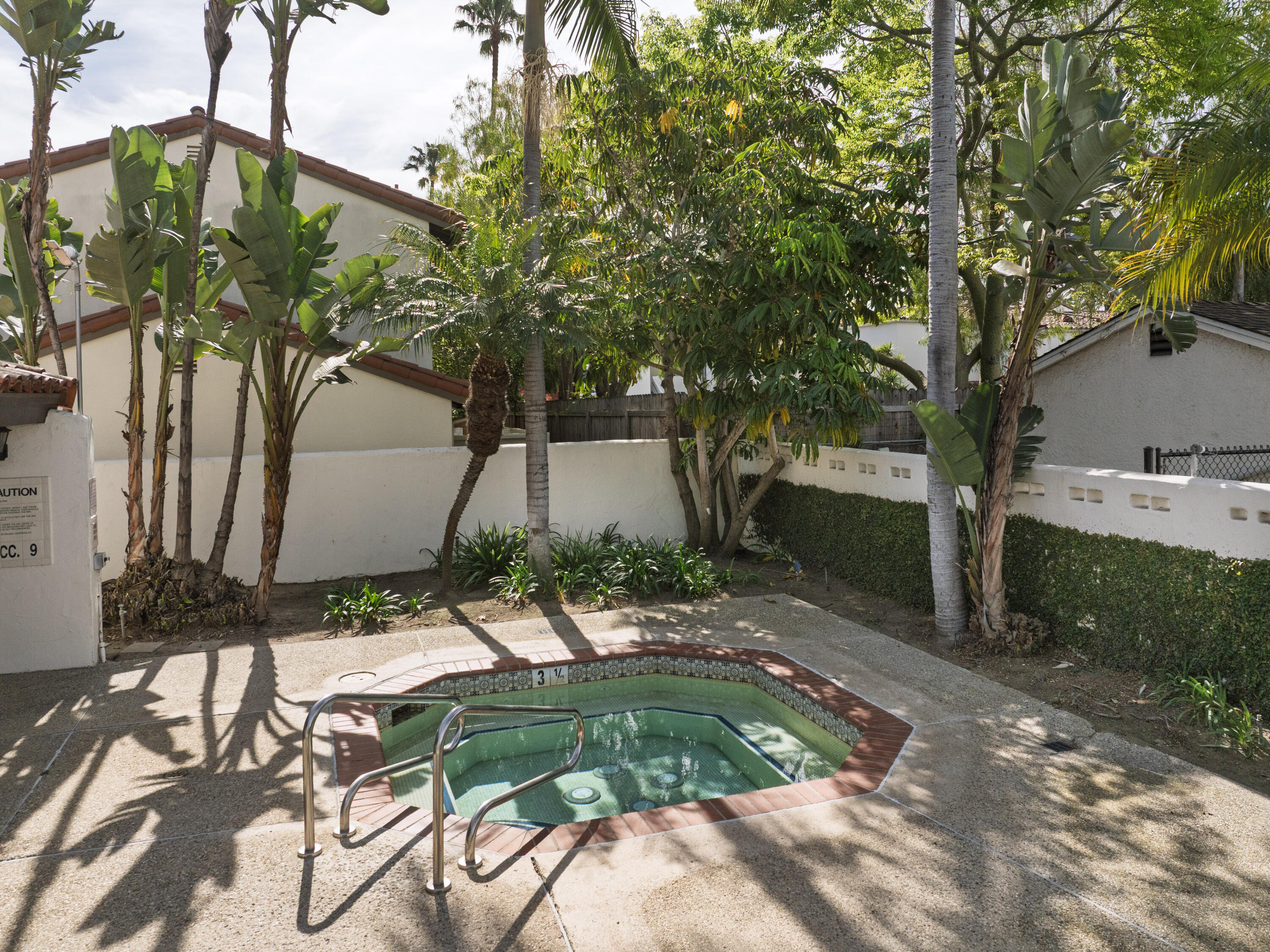 125 Bath Street, Unit B2 Santa Barbara, CA 93101 - Photo 21 of 27 Jacuzzi