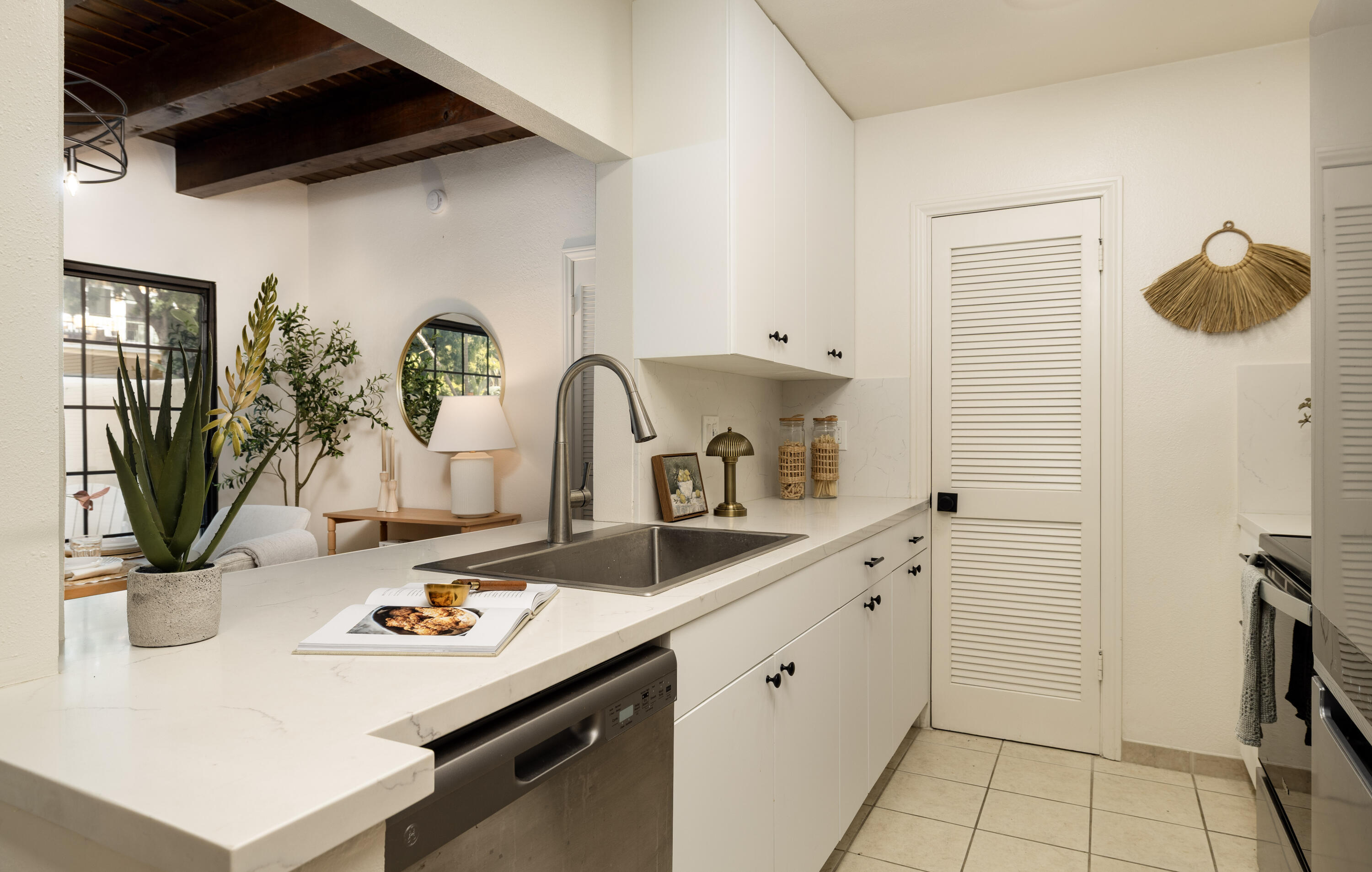 125 Bath Street, Unit B2 Santa Barbara, CA 93101 - Photo 4 of 27 Kitchen