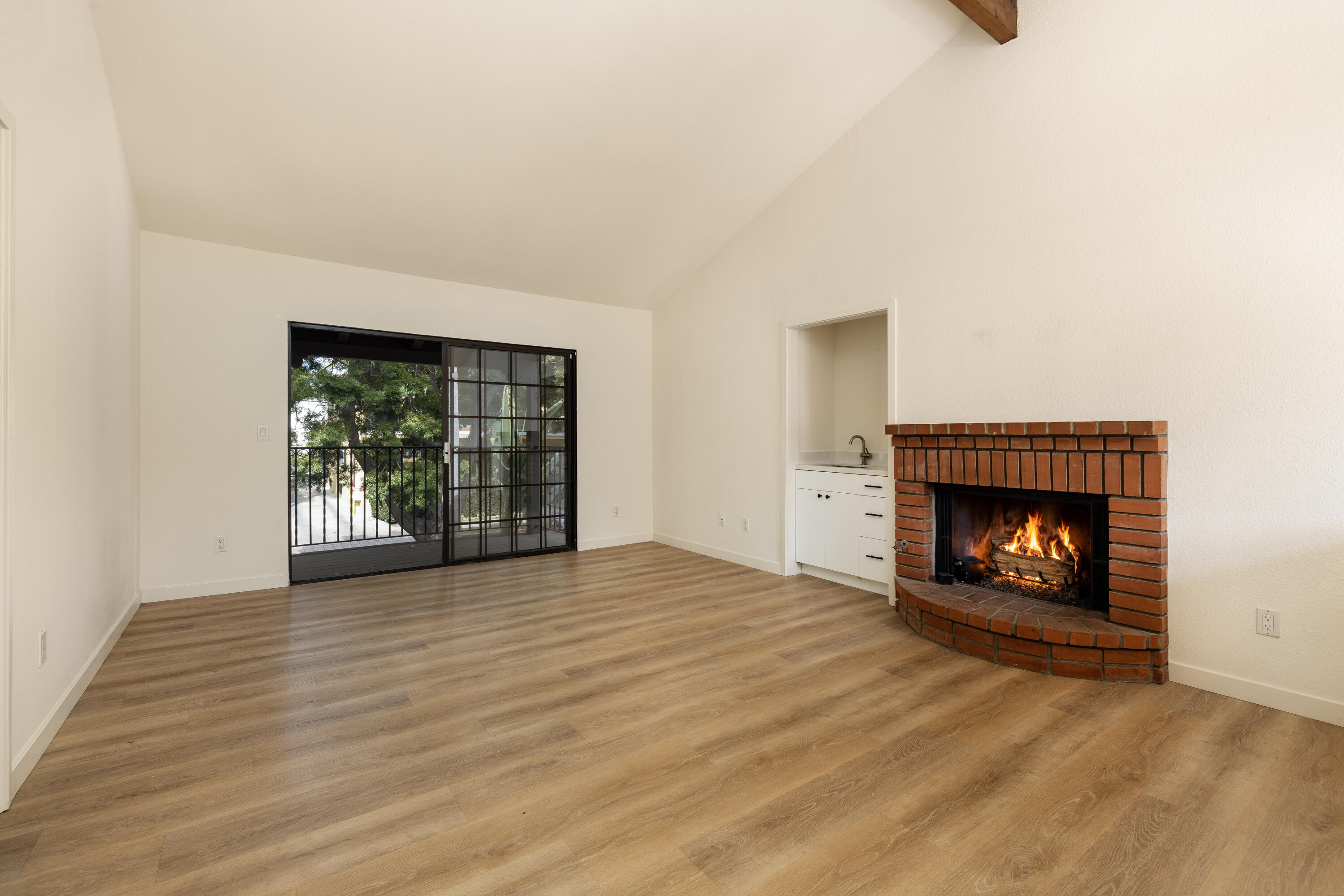 125 Bath Street, Unit B2 Santa Barbara, CA 93101 - Photo 10 of 27 Living Room