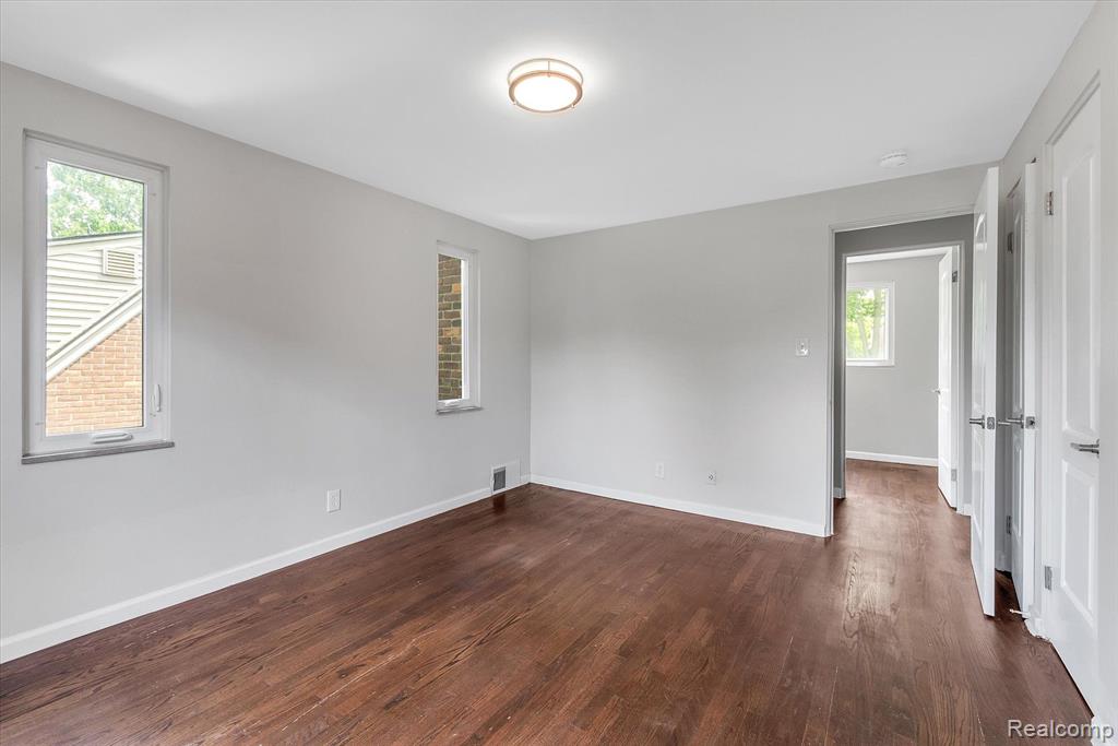 1058 Roslyn Road Grosse Pointe Woods, MI 48236 - Photo 31 of 43