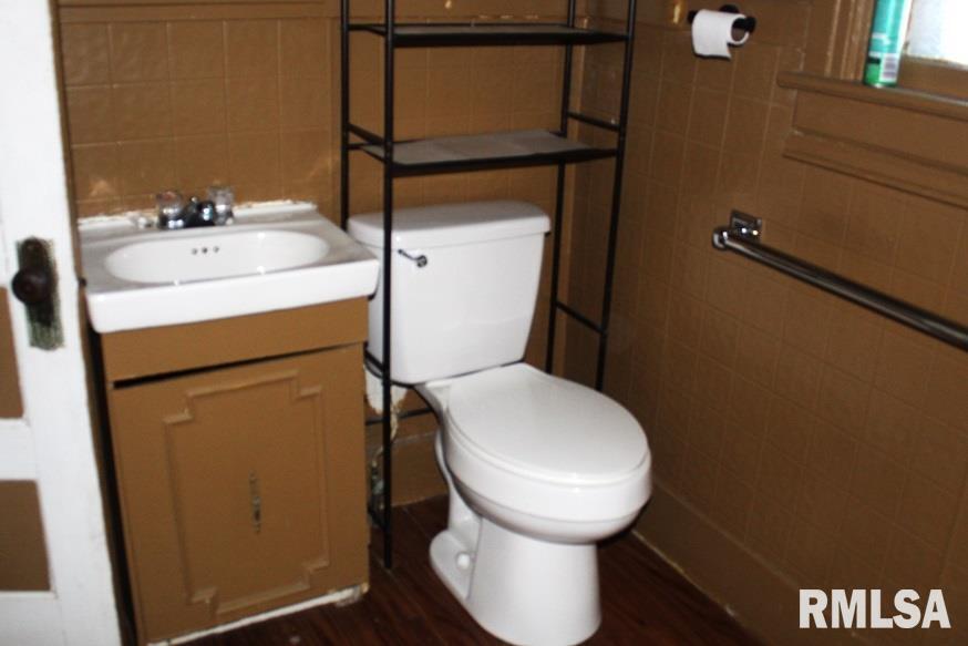 714 South Main Street Kewanee, IL 61443 - Photo 19 of 31 a bathroom with a toilet and a sink