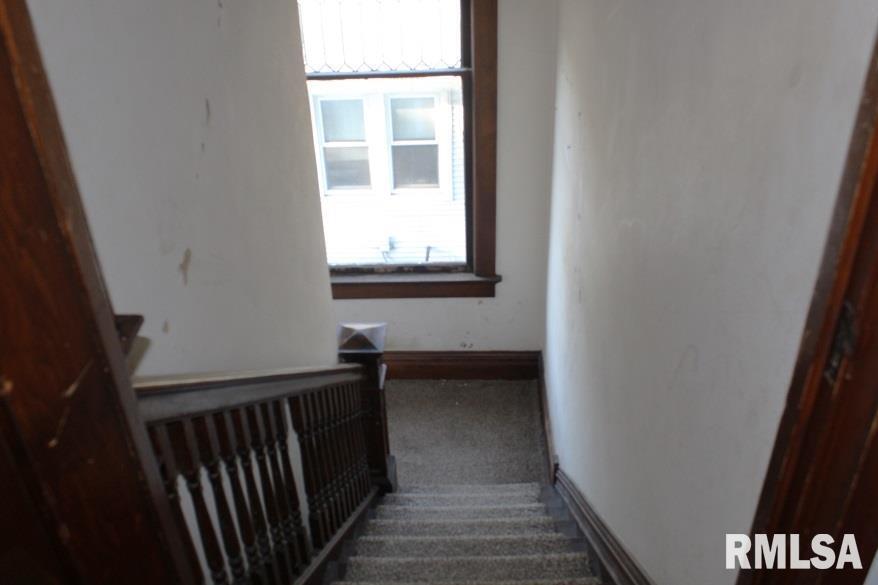 714 South Main Street Kewanee, IL 61443 - Photo 21 of 31 a view of a hallway