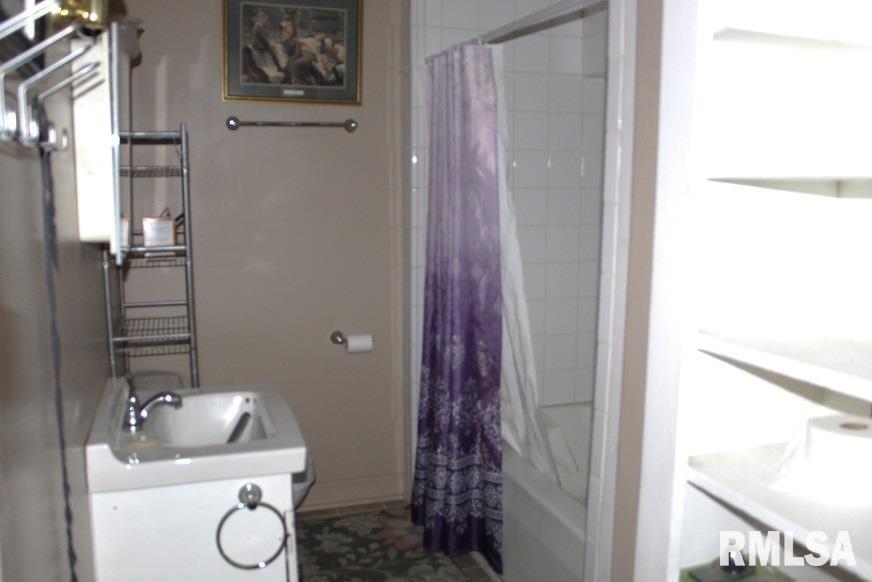 714 South Main Street Kewanee, IL 61443 - Photo 27 of 31 a bathroom with a sink and mirror with toilet