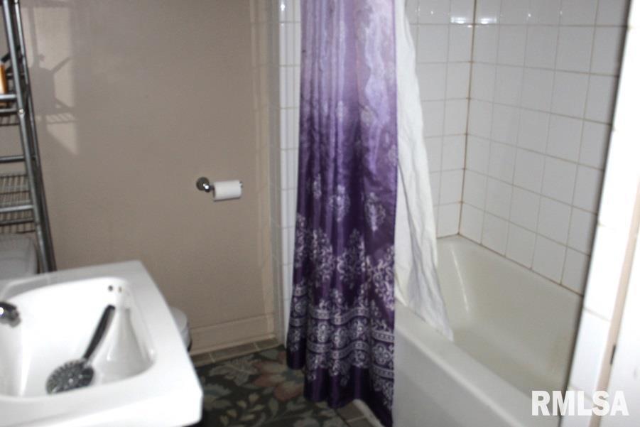 714 South Main Street Kewanee, IL 61443 - Photo 28 of 31 a bathroom with a bathtub and shower