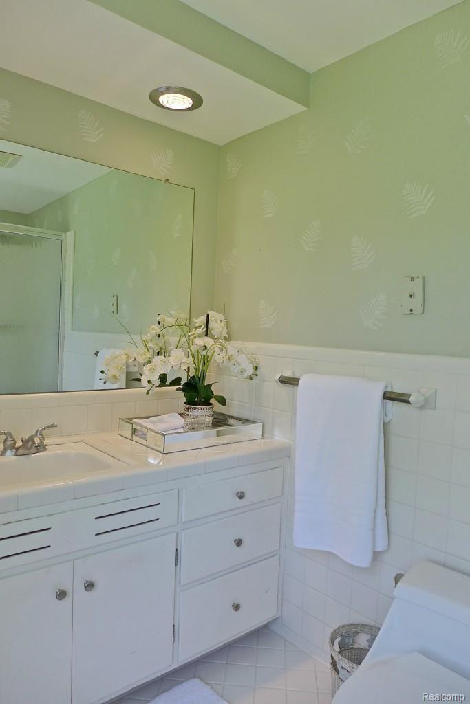 909 Rock Spring Road Bloomfield Hills, MI 48304 - Photo 10 of 21 Master Bath