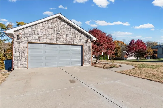 $399,000 | 9230 Southwest Alpha Ridge Road, Trimble, MO 64492