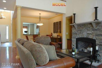 306 MacIntosh Way Matamoras, PA 18336 - Photo 3 of 18 Living/dining room