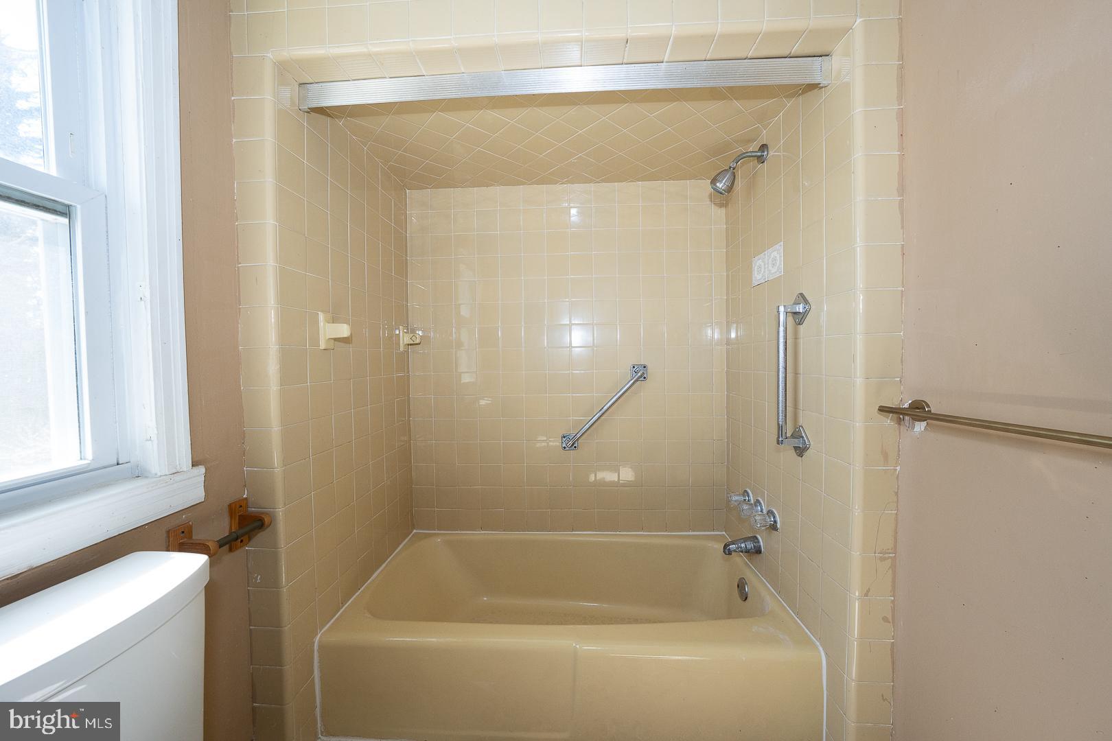 136 Summit Avenue Upper Darby, PA 19082 - Photo 25 of 48 a bathroom with a bathtub