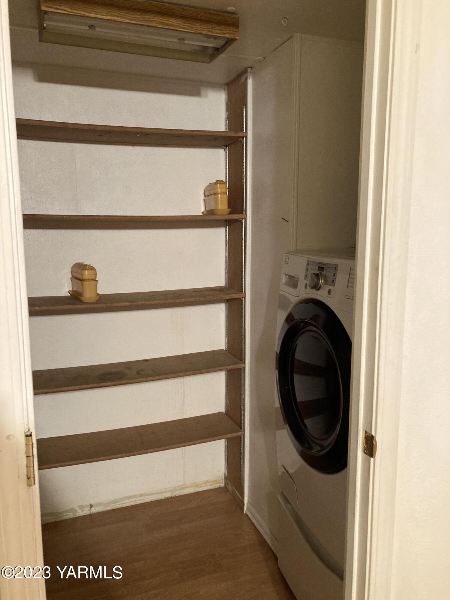 300 Alps Road, Unit 1042 Moxee, WA 98936 - Photo 11 of 15 a utility room with dryer and washer