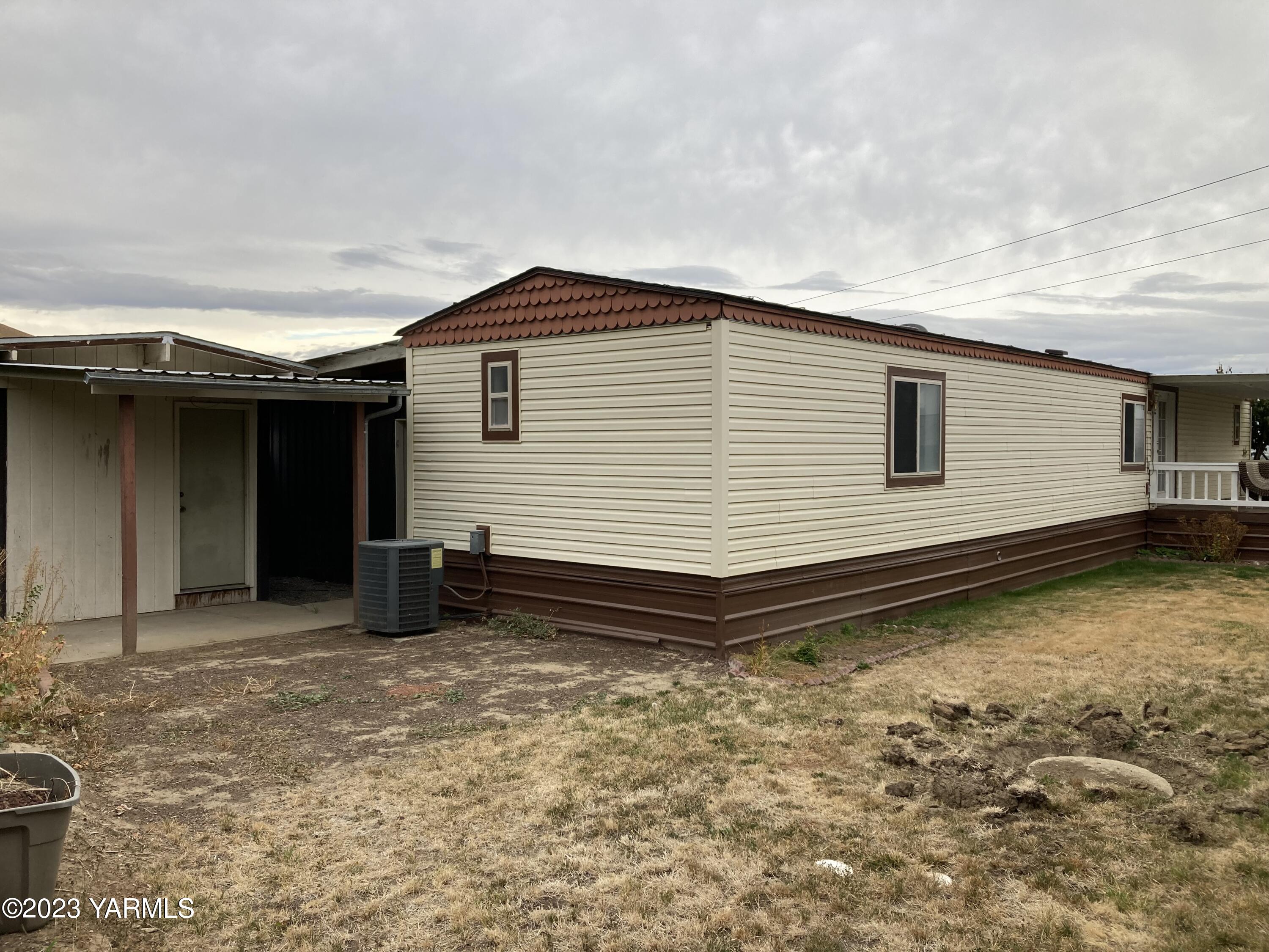 300 Alps Road, Unit 1042 Moxee, WA 98936 - Photo 13 of 15 a backyard of a house