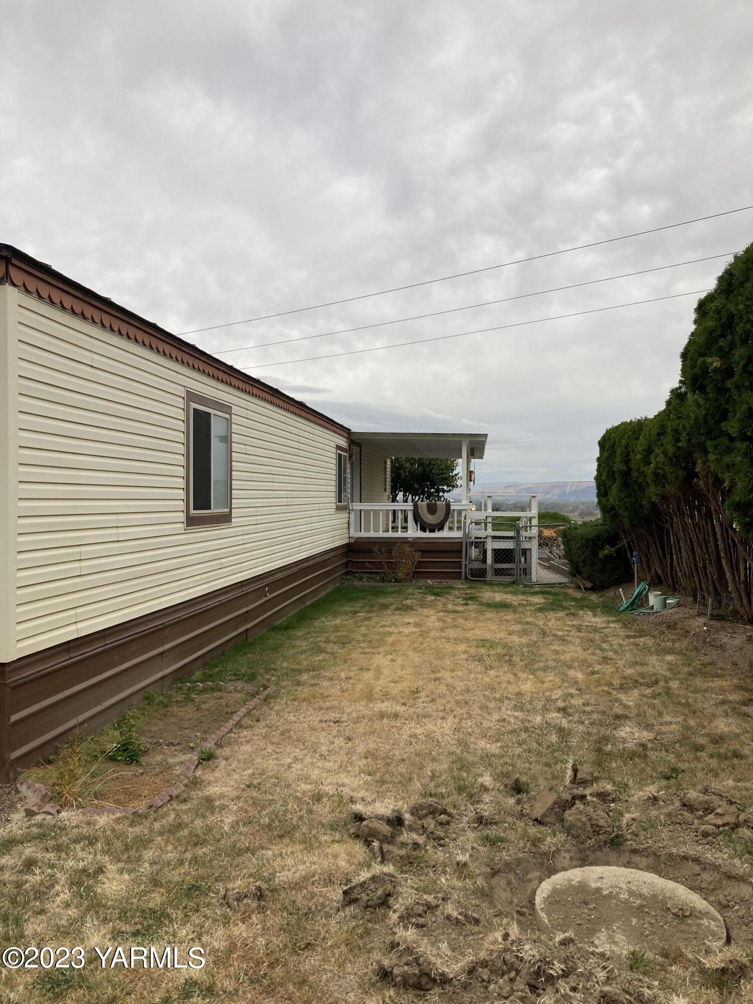 300 Alps Road, Unit 1042 Moxee, WA 98936 - Photo 14 of 15 a backyard of a house with table and chairs
