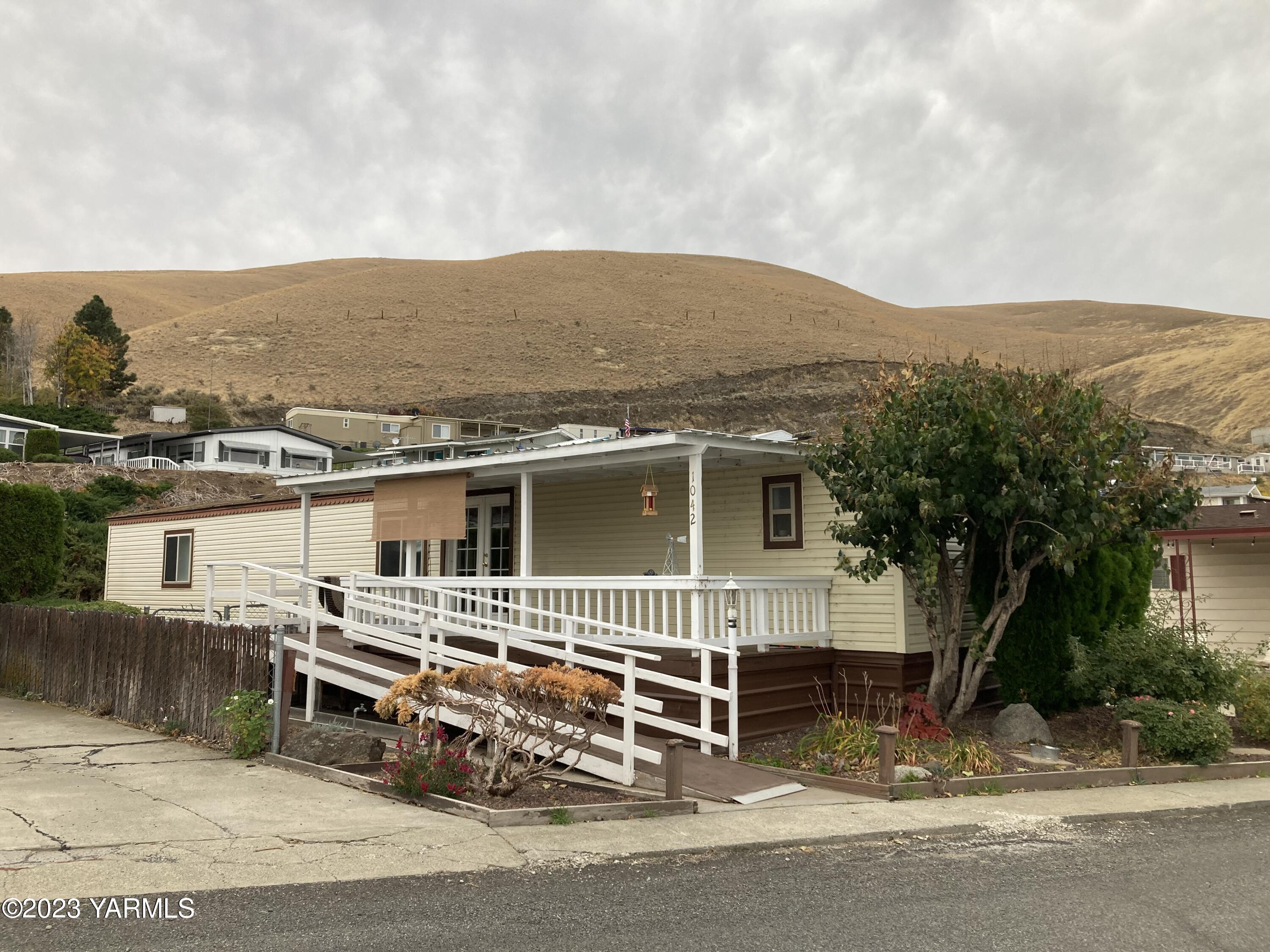 300 Alps Road, Unit 1042 Moxee, WA 98936 - Photo 2 of 15