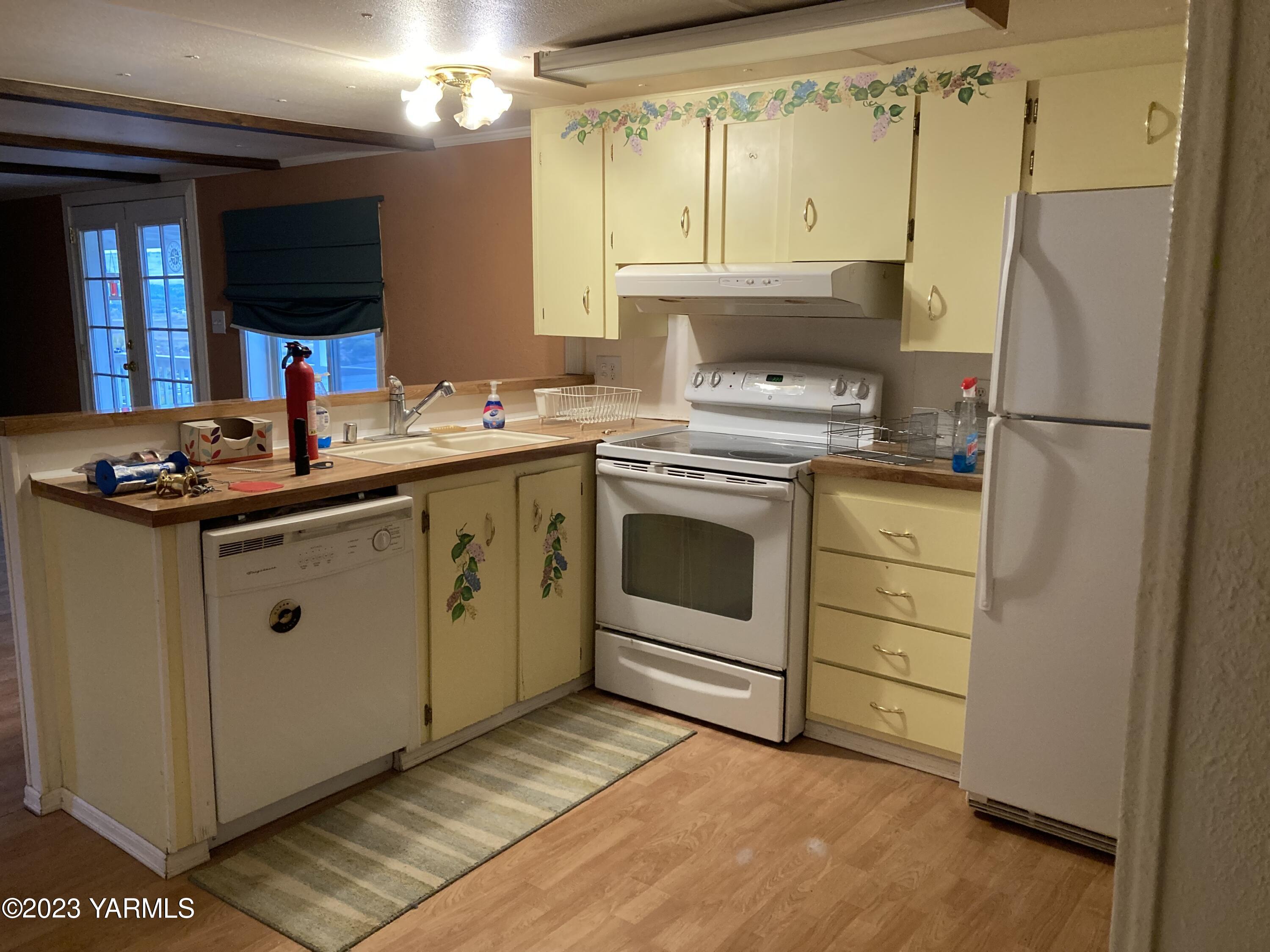 300 Alps Road, Unit 1042 Moxee, WA 98936 - Photo 5 of 15 a kitchen with a stove sink and refrigerator