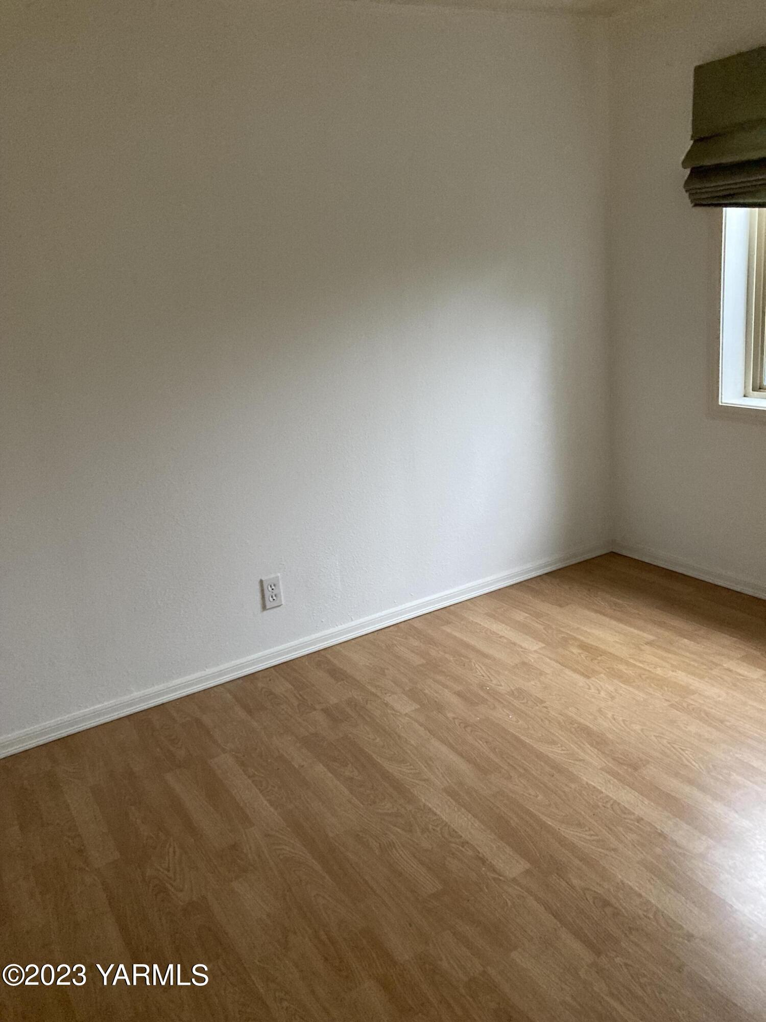 300 Alps Road, Unit 1042 Moxee, WA 98936 - Photo 7 of 15 an empty room with windows