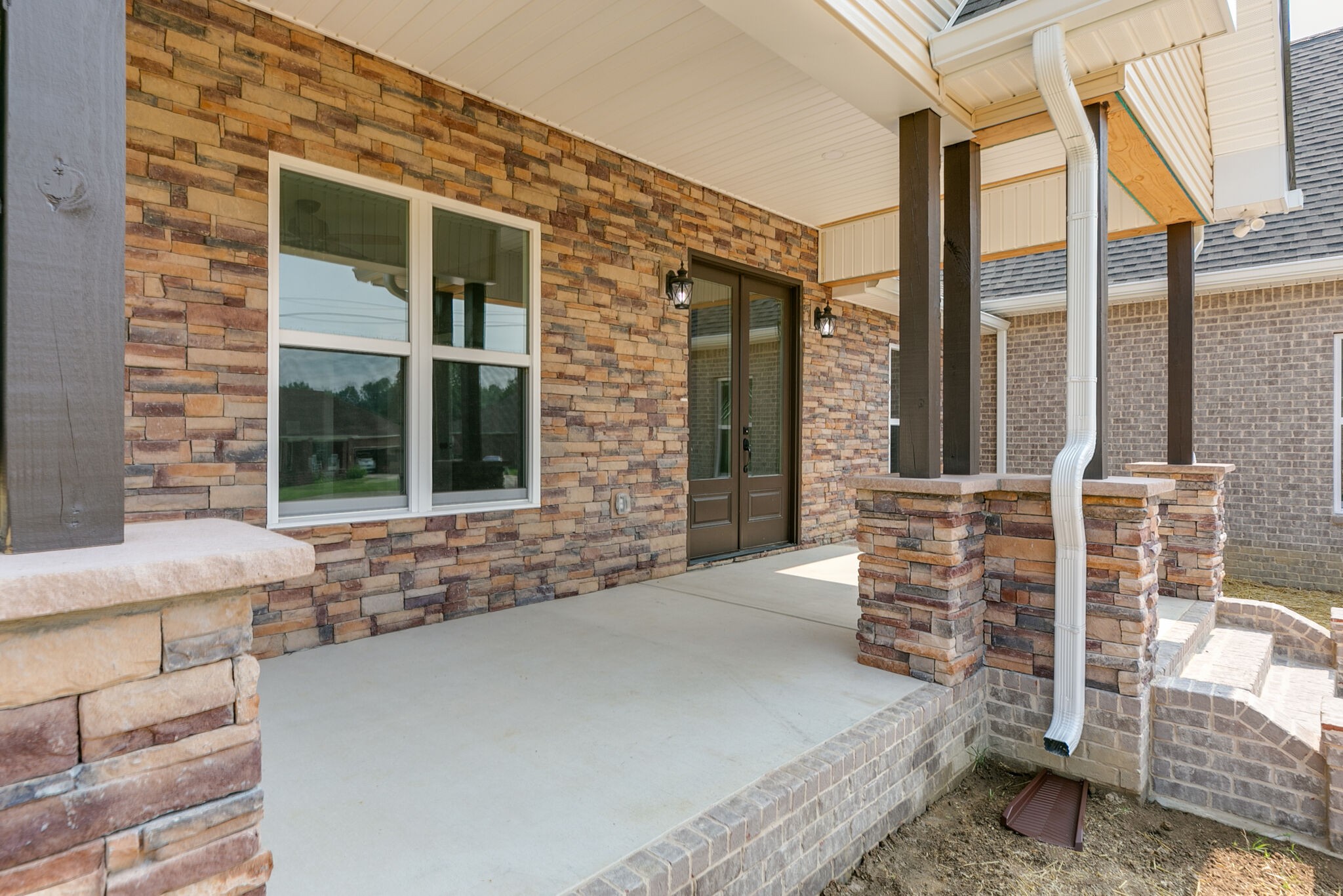 85 Post Road Manchester, TN 37355 - Photo 4 of 48 a front view of a house with a large window