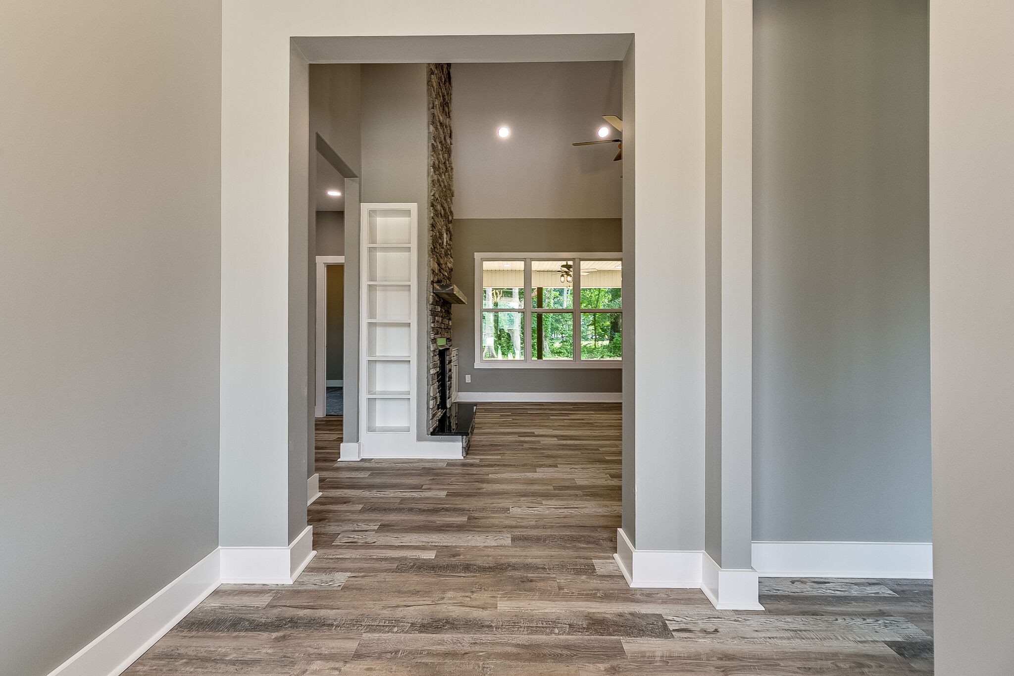 85 Post Road Manchester, TN 37355 - Photo 6 of 48 a view of a hallway with wooden floor and a room