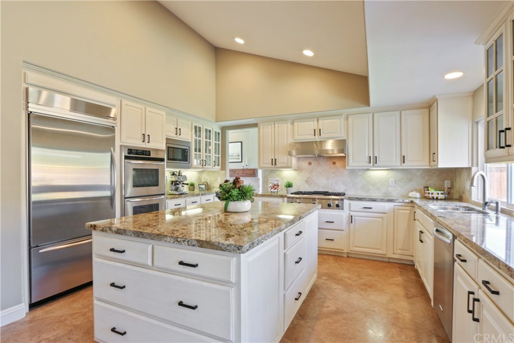 32682 7 Seas Drive Dana Point, CA 92629 - Photo 19 of 32 Well designed kitchen with built in stainless steel appliances, center island, granite counters complete this chef's
delightful space.