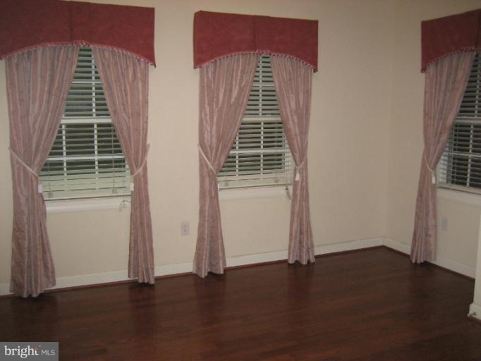 6711 Greendale Road Alexandria, VA 22310 - Photo 5 of 17 Living Room
